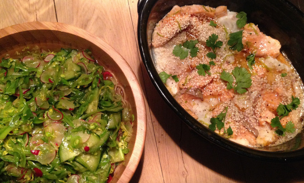 Frisse noedelschotel met zalm en witvis, groenten en een pittige bouillon