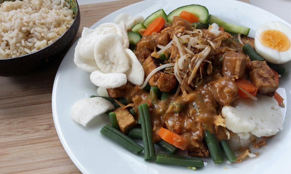 Een kleurrijke Indonesische maaltijdsalade met romige pindasaus