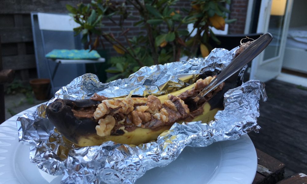 Smeltende chocolade, zachte banaan en zoute walnoten van de grill