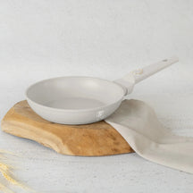 Berlinger Haus Sahara koekenpan 20 cm in mat crème in een sfeervolle, lichte keuken
