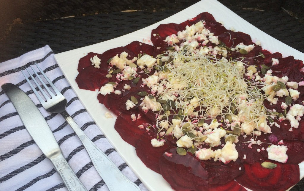 Een frisse en kleurrijke salade met romige geitenkaas en een zoete frambozendressing