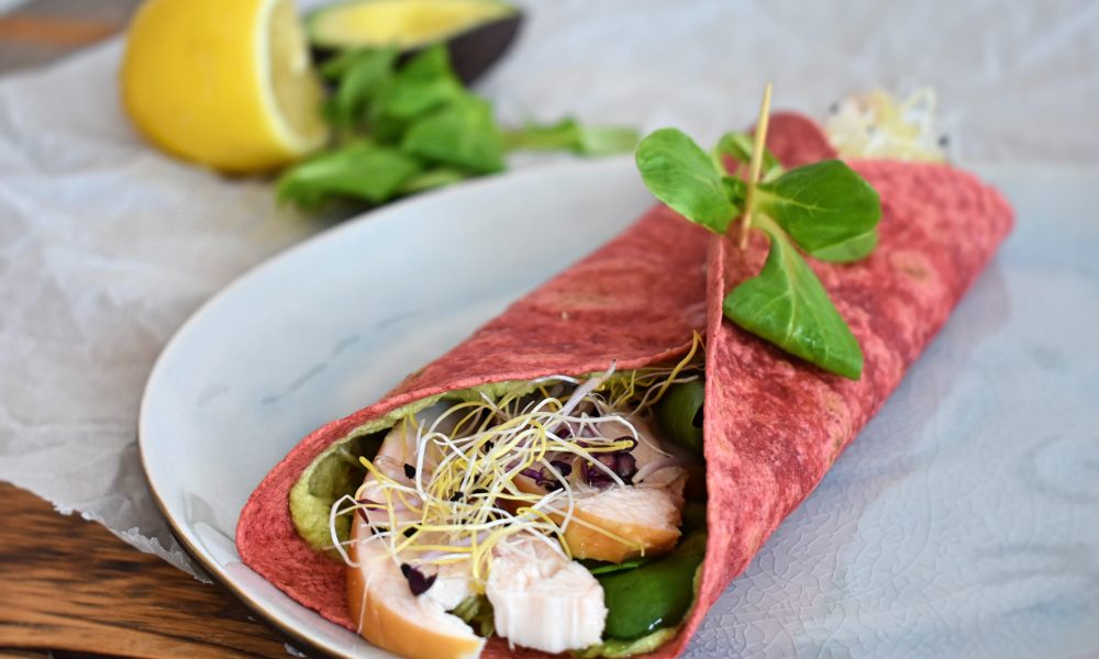 Frisse wraps met een romige avocadospread en sappige gerookte kip