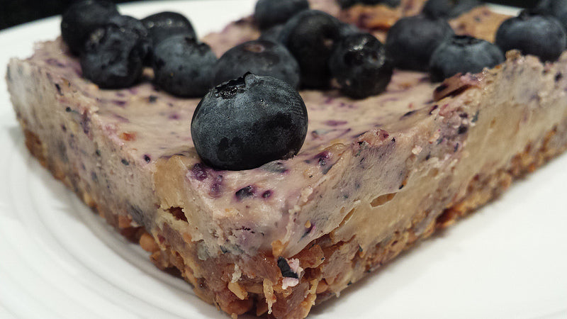 Een romige, no-bake taart met een naturel bodem van dadels en amandelen