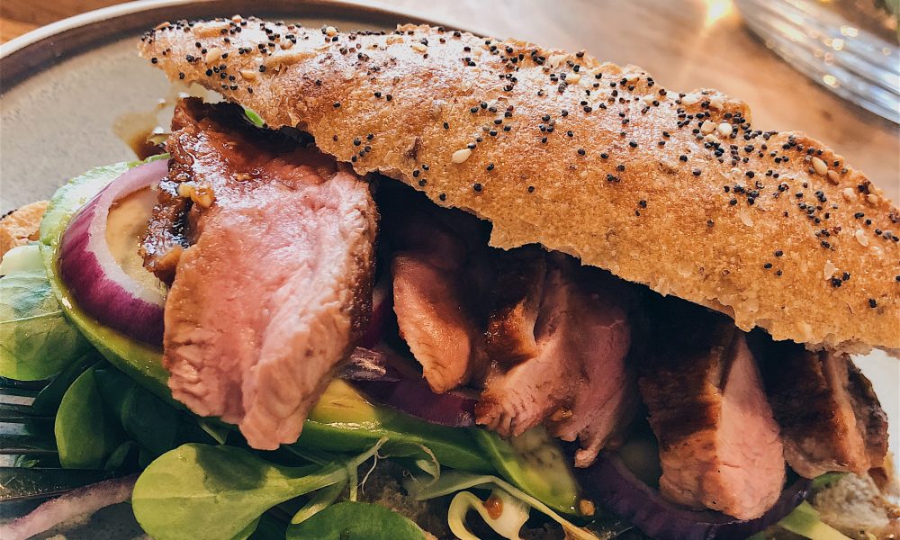Een luxe broodje met sappige eendenborstfilet, avocado en een ketjapdressing