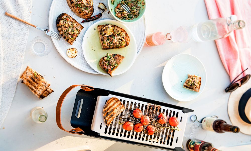 Knapperig brood met rokerige tomaatjes en hartige sardines van de BBQ