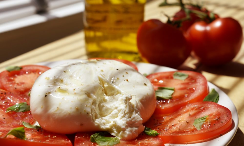Een klassieke Italiaanse zomersalade in een handomdraai op tafel