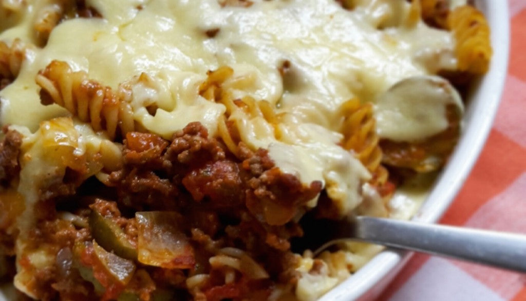 Een troostrijke ovenschotel met gehakt, pasta en smeltende cheddar