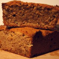 Een luchtige citroen cake zonder gluten en suiker, gemaakt met kokosolie en walnoten