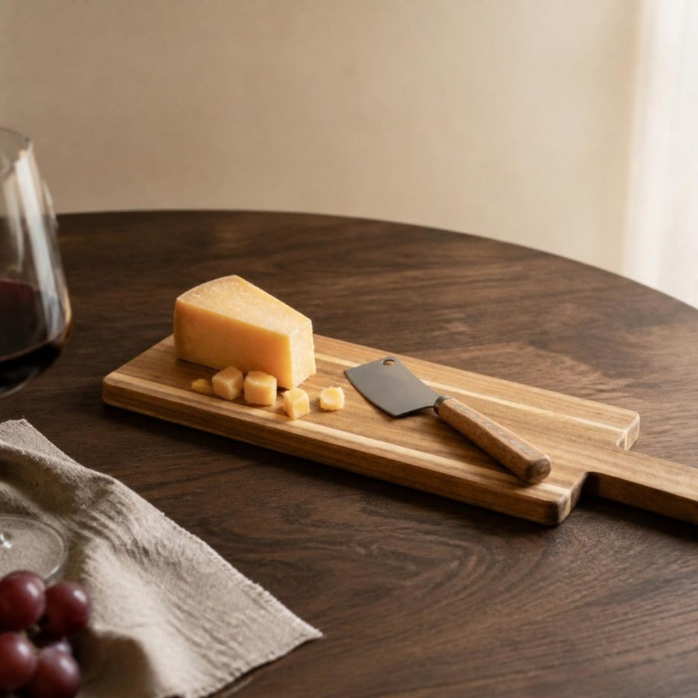 Acacia kaasplank met oude kaas en kaasmes op een walnoten tafel