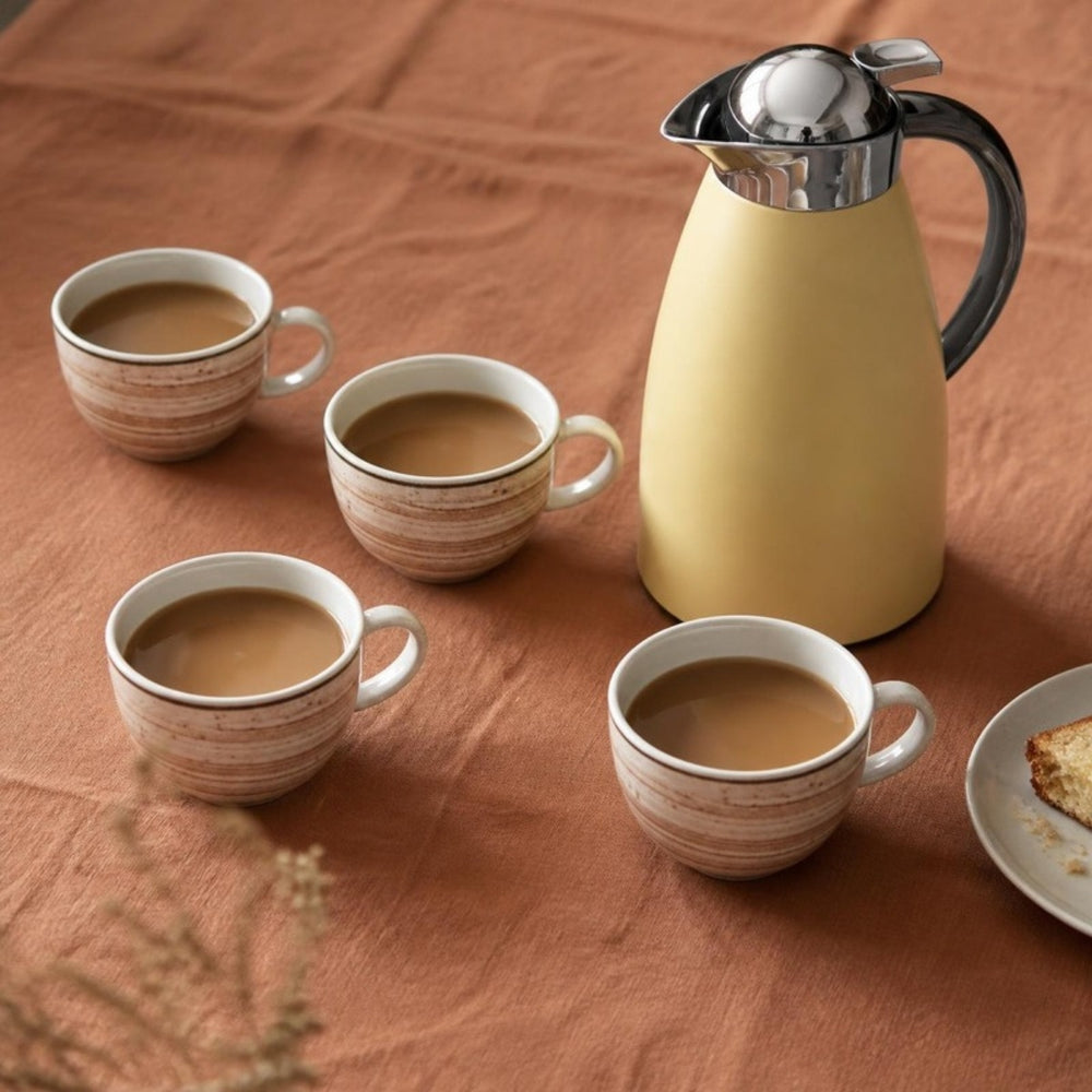 Cosy & Trendy Sintra mokken Terracotta met koffie en Alfi Signo isoleerkan Lemon Ice op terracotta linnen