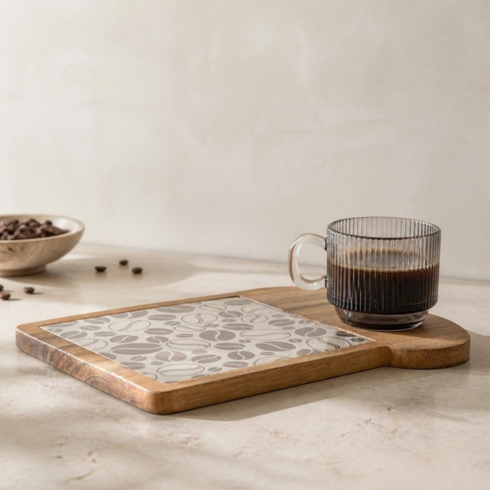 Acacia ontbijtplankje met geribbeld koffieglas op een stenen aanrecht