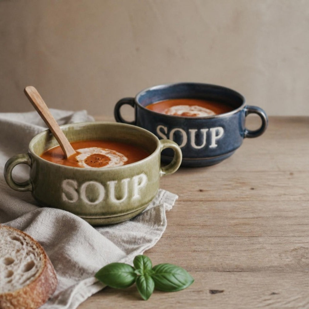 Groene en blauwe Soup soepkom met tomatensoep, houten lepel en brood