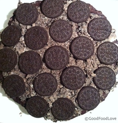 Een decadente chocoladetaart met romige Oreo botercrème