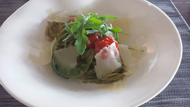 Verse, zelfgemaakte pesto met geroosterde pijnboompitten en gekonfijte cherrytomaten