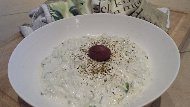 Romig, knoflookrijk en verfrissend: zo maak je tzatziki zoals het hoort
