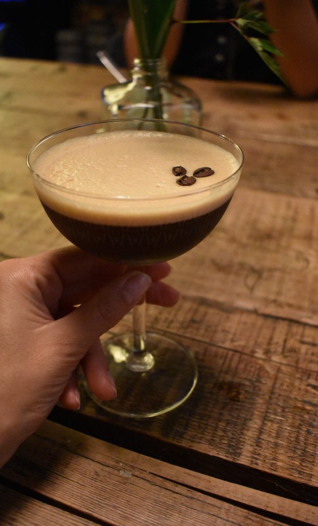 De perfecte borrelcocktail met espresso, wodka en een fluweelzacht schuimlaagje