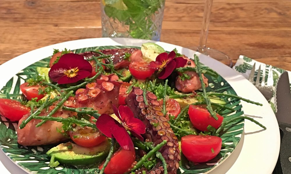 Een indrukwekkend gerecht met gegrilde octopus, romige avocado en frisse zeekraal