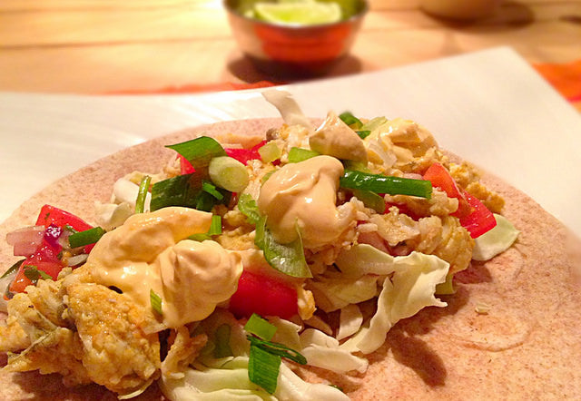 Kleurrijke doe-het-zelf wraps met gekruide schol en pittige crème fraîche saus