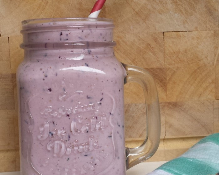 Een voedzame smoothie met fruit, yoghurt en superfoods voor een energieke start van de dag