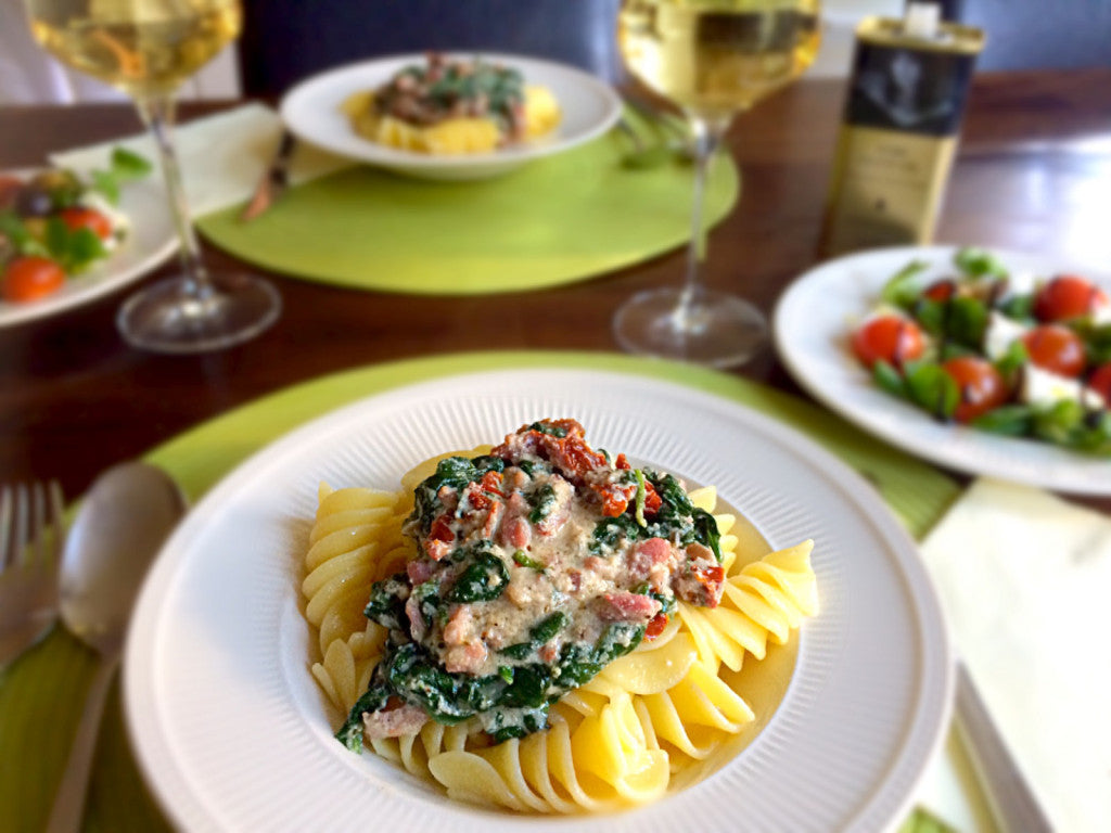 Een romige pastaschotel met spinazie, ricotta en krokant spek