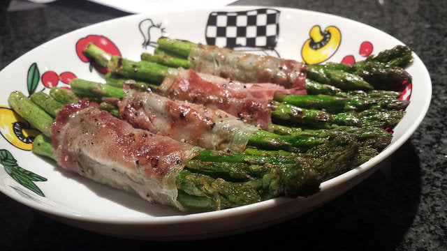 Knapperige hamrolletjes van de grill met groene aspergetips
