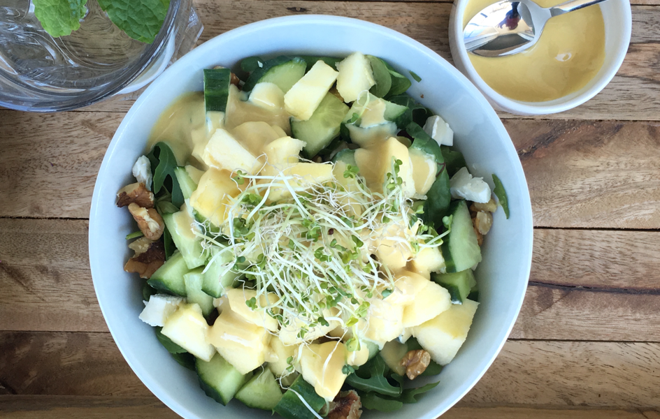 Frisse salade met romige geitenkaas, knapperige walnoten en een zoete honing-balsamicodressing