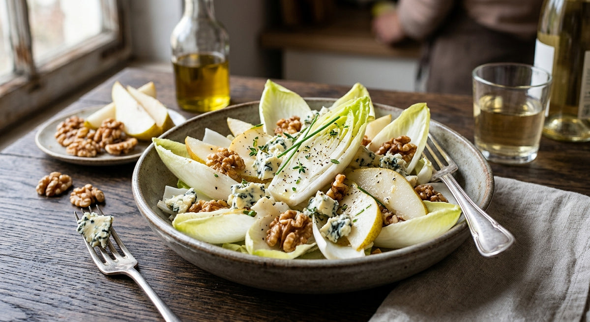 Een frisse salade met witlof, peer, blauwe kaas en een romige honingdressing