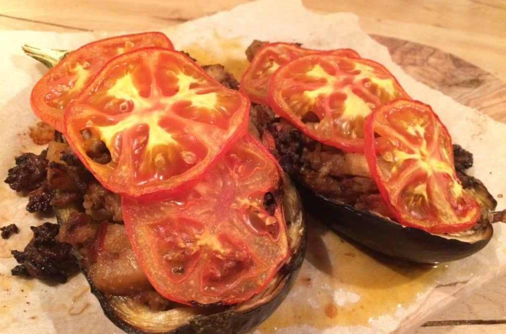 Een smaakvol gevuld aubergine gerecht met gekruid rundergehakt en verse tomaat
