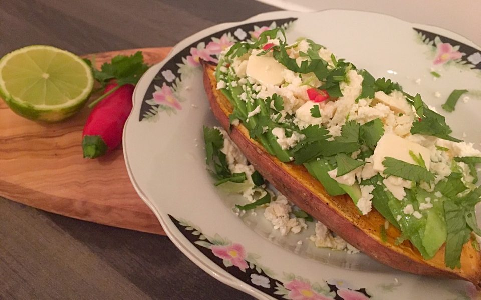 Een kleurrijke en voedzame maaltijd met romige avocado, pittige feta en frisse limoen