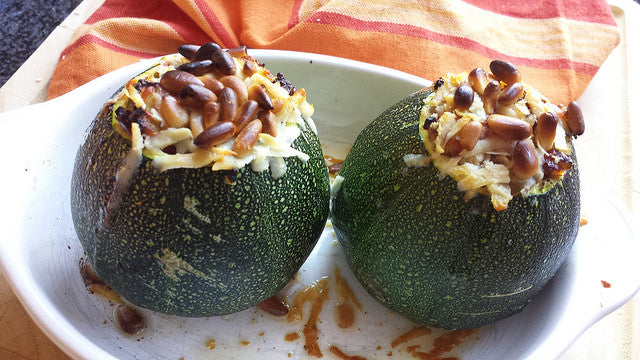 Een Italiaans gevulde bolcourgette met zontomaatjes, basilicum en Parmezaanse kaas