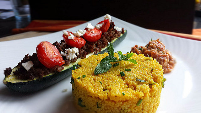 Een smaakvolle combinatie van kruidige couscous, mals lamsgehakt en frisse salsa