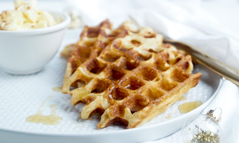 Kruidige wafels met een romige maple syrup boter