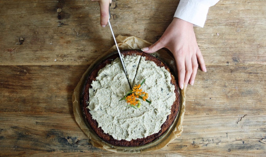 Een gezonde, glutenvrije taart met een romige frosting van zaden