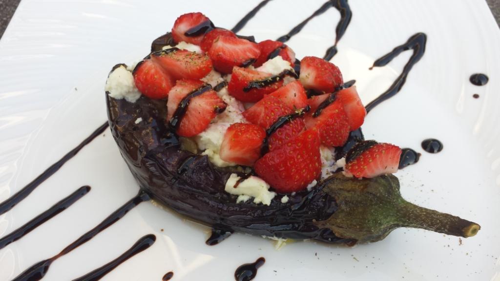 Een verrassende combinatie van geroosterde aubergine, zoete aardbei en zoute feta