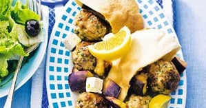Sappige gehaktballetjes met munt, aubergine en feta in een shoarmabroodje