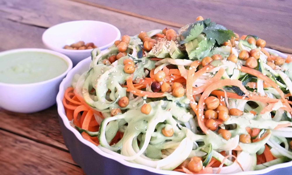 Frisse groentespaghetti met knapperige kikkererwten en een romige korianderdressing