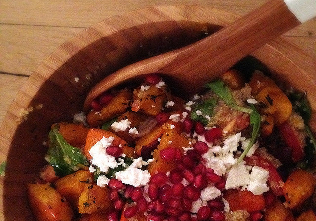 Een voedzame en kleurrijke salade met geroosterde pompoen, quinoa en feta