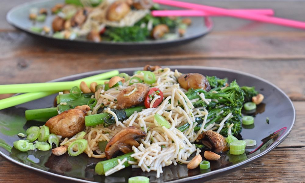 Een voedzame noedelschotel met teriyaki champignons en knapperige pinda's