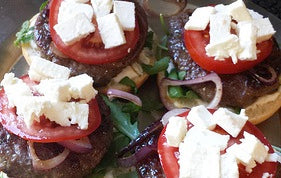 Een Mediterraanse twist op de klassieke hamburger