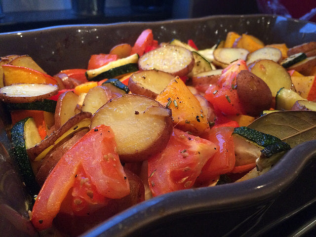 Een kleurrijke ovenschotel vol herfstgroenten