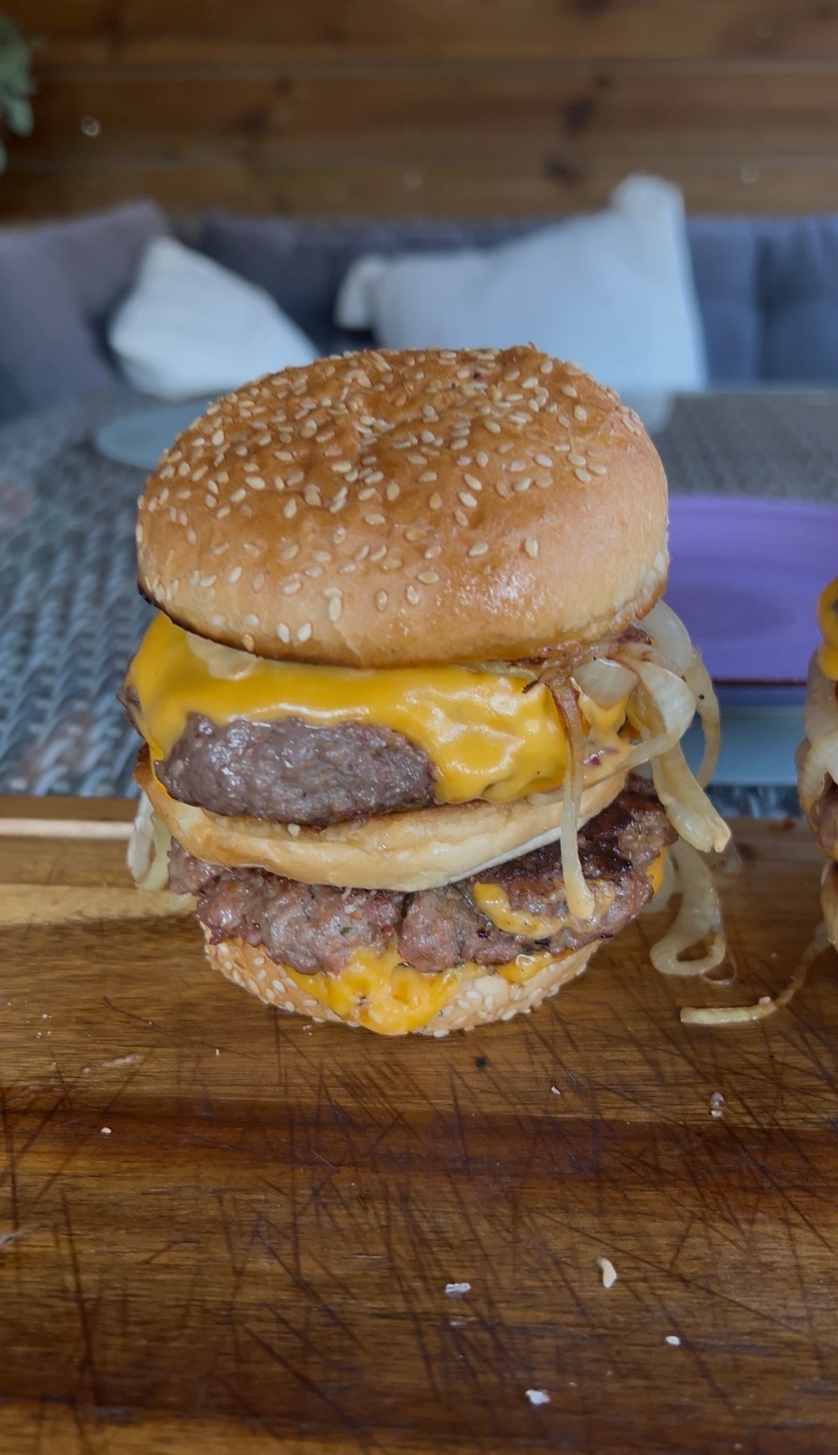 De iconische burger, maar dan groter, rokeriger en van de kamado
