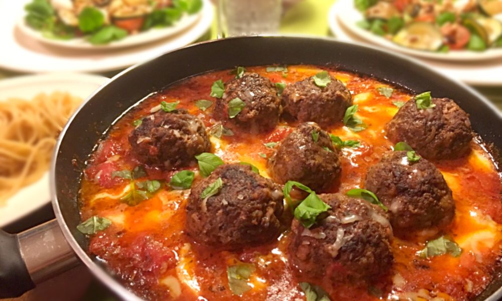 Sappige gehaktballen met een rijke tomaat-mozzarellasaus