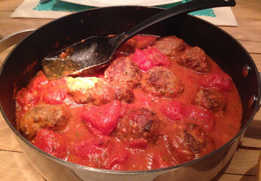 Sappige gehaktballetjes gestoofd in een rijke Italiaanse tomatensaus