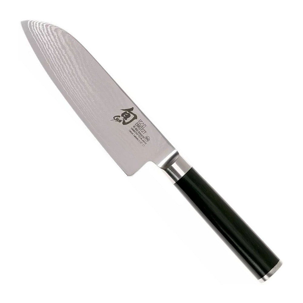 Kai Santokumes Shun Classic 13.75 cm damaststaal met zwart heft, vrijstaand op witte achtergrond