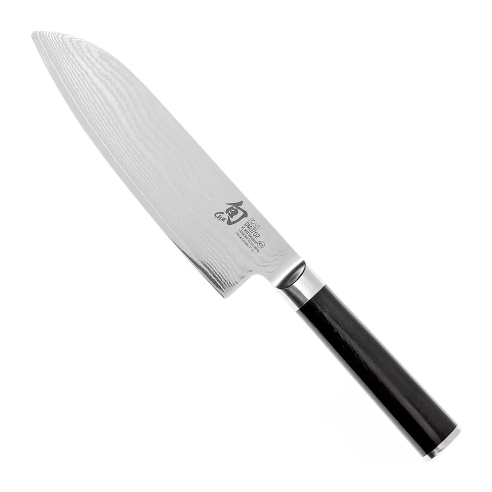 Kai Santokumes Shun Classic 18 cm damaststaal met zwart heft, vrijstaand op witte achtergrond