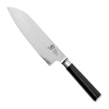 Kai Santokumes Shun Classic 18 cm damaststaal met zwart heft, vrijstaand op witte achtergrond