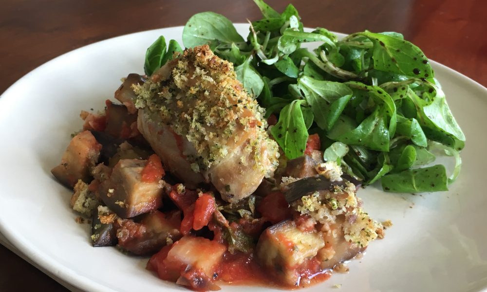 Sappige kip met aubergine, tomaat en knapperig kruidenbroodkruim
