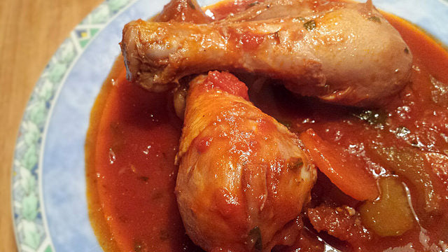 Sappige kippenpootjes gestoofd in een rijke Italiaanse tomatensaus