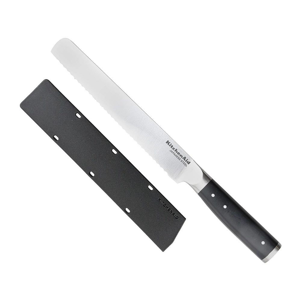 KitchenAid Broodmes Gourmet 20 cm met zwart heft en mesbeschermer, vrijstaand op witte achtergrond