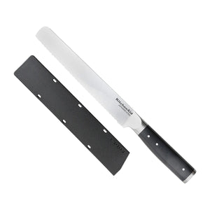 KitchenAid Broodmes Gourmet 20 cm met zwart heft en mesbeschermer, vrijstaand op witte achtergrond